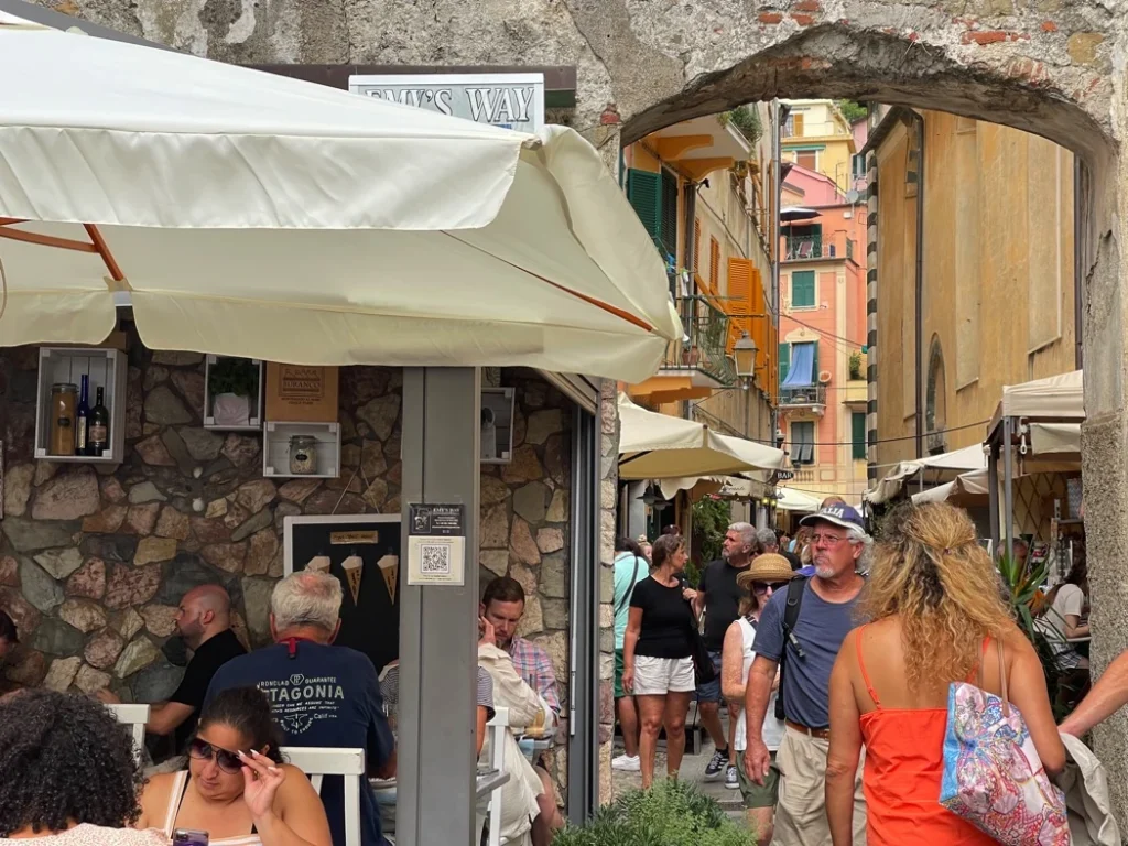 Liguria borgo di campi omgeving straat met terrassen