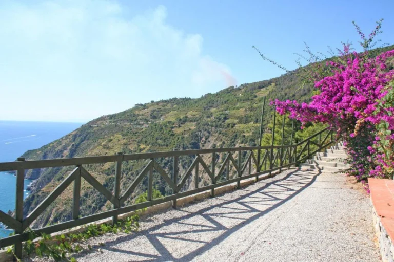 Liguria borgo di campi pad langs kustuitzicht