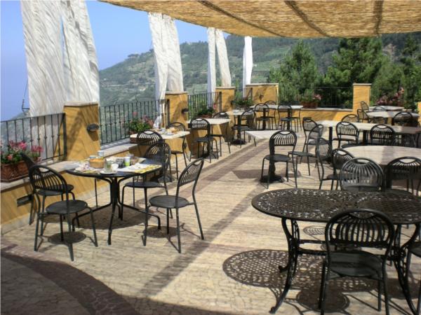 liguria-borgo-di-campi-restaurant-buitenterras-09-casamia