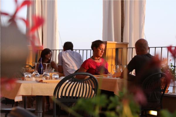 liguria-borgo-di-campi-restaurant-gasten-op-terras-11-casamia