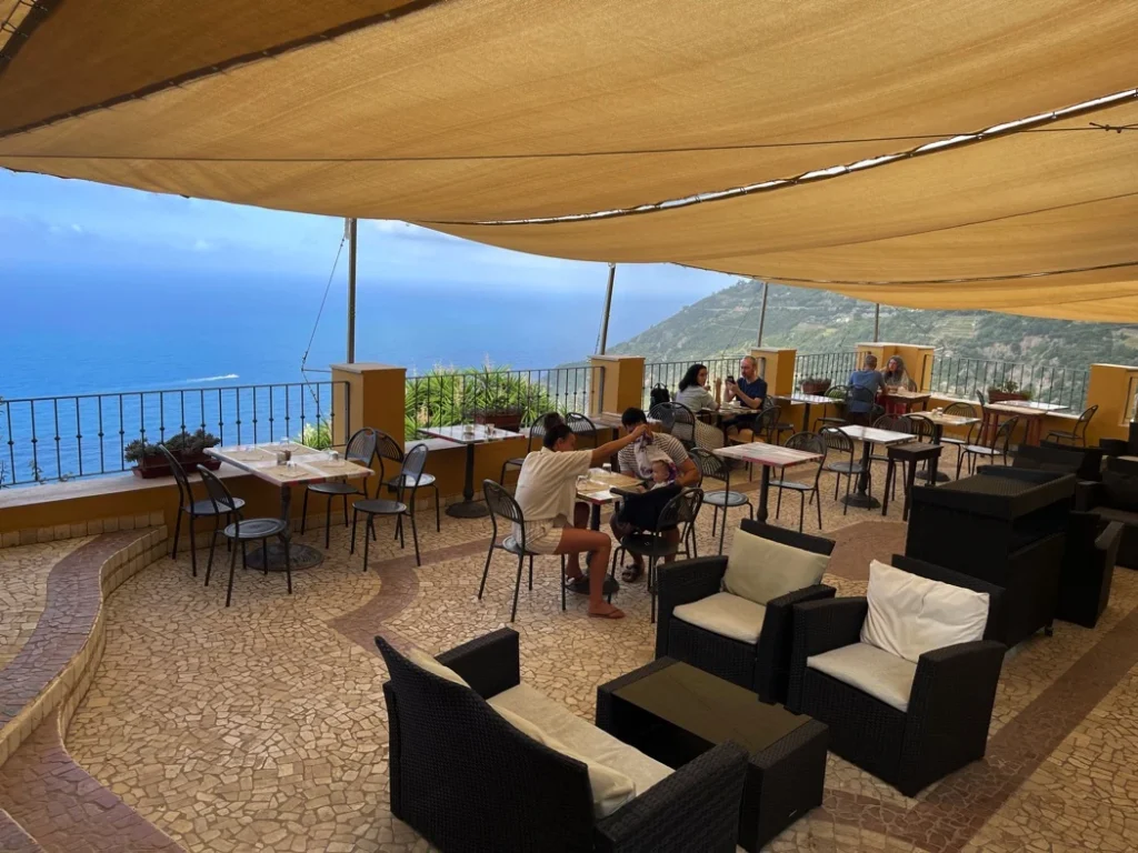 Liguria borgo di campi restaurant overdekt zeeterras