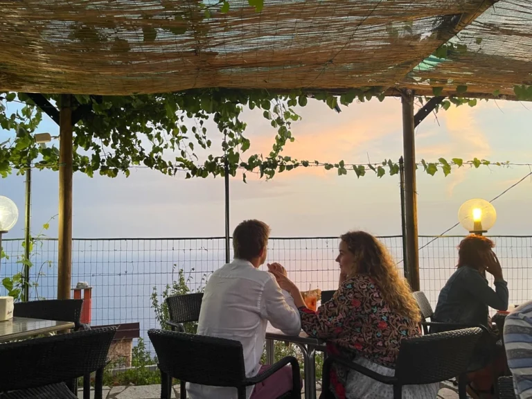 Liguria borgo di campi restaurant terras bij zonsondergang