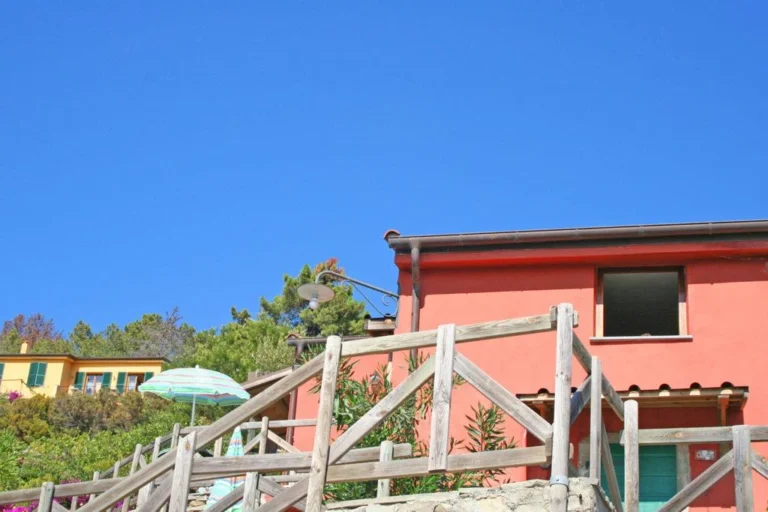 Liguria borgo di campi rode gevel met trap