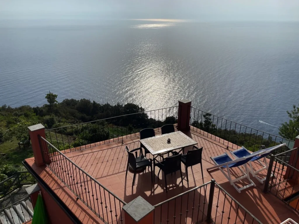 Liguria borgo di campi terras met eettafel en zeezicht
