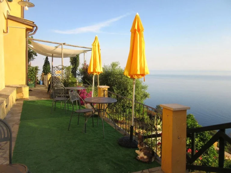 Liguria borgo di campi terras met gele parasols