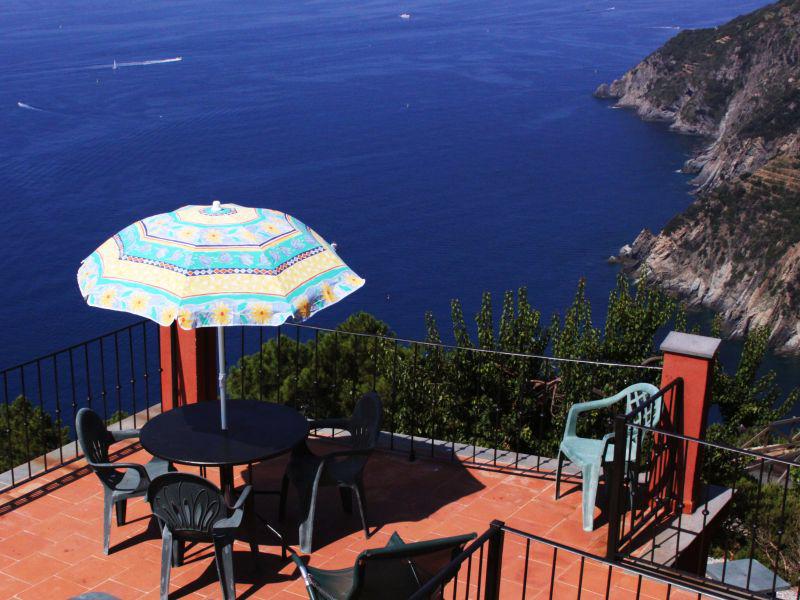 liguria-borgo-di-campi-terras-met-parasol-29-casamia