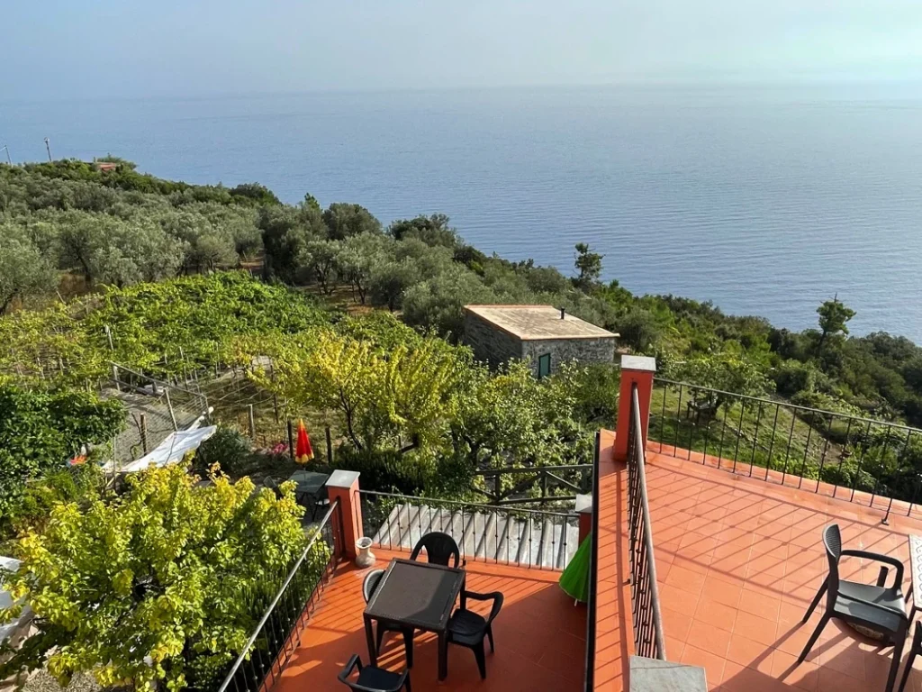 Liguria borgo di campi terras met uitzicht op zee