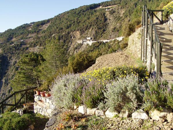 liguria-borgo-di-campi-terrastuinen-tegen-helling-23-casamia