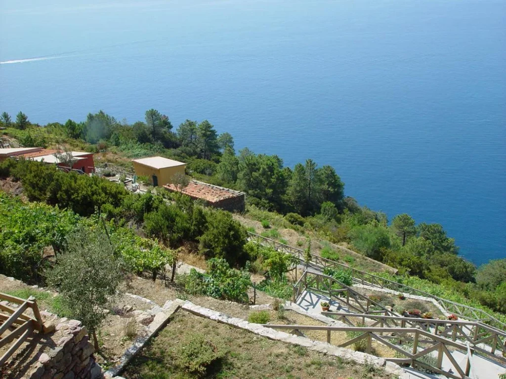 Liguria borgo di campi terrein trappen en zeezicht