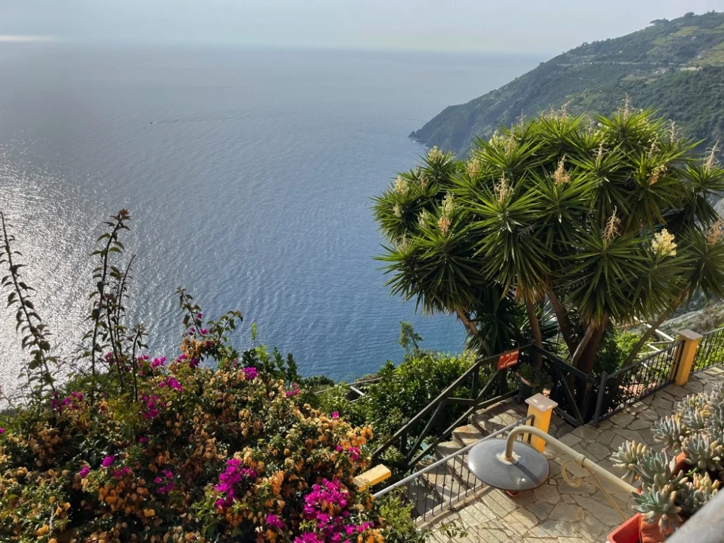 Liguria borgo di campi tuin en zeezicht