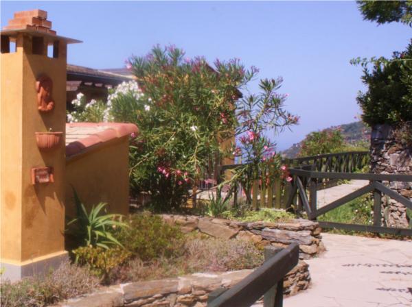 liguria-borgo-di-campi-tuinpad-bij-gebouwen-19-casamia