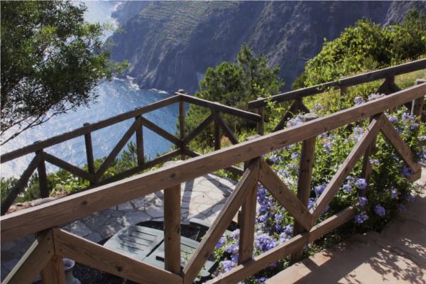 liguria-borgo-di-campi-uitzicht-kust-en-balustrade-14-casamia