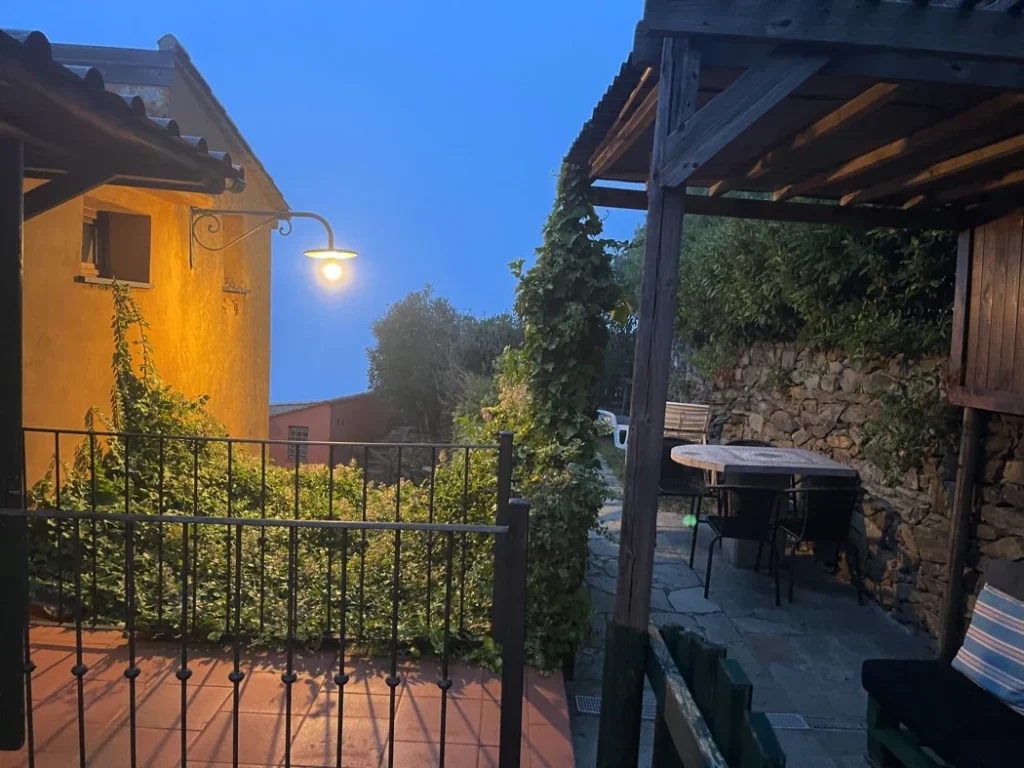 Liguria borgo di campi verlichte doorgang in de avond