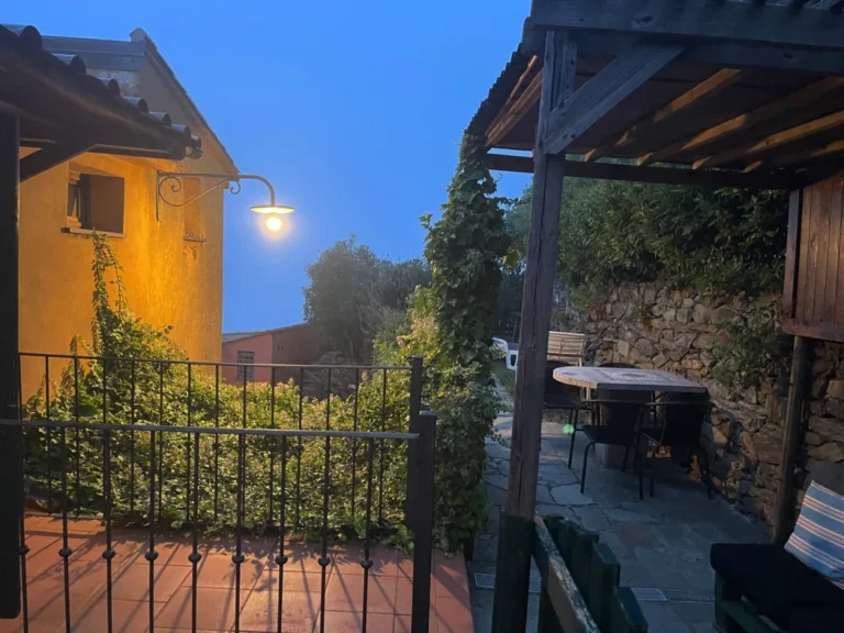 Liguria borgo di campi verlichte doorgang in de avond