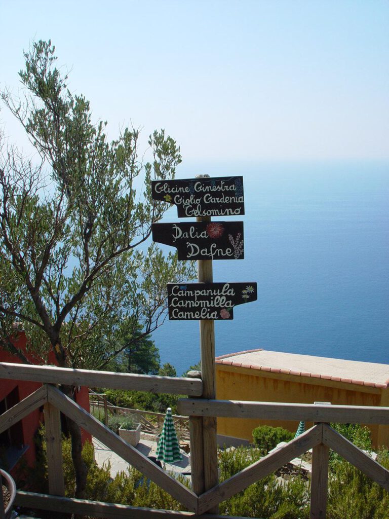 liguria-borgo-di-campi-wegwijzers-met-zeezicht-37-casamia