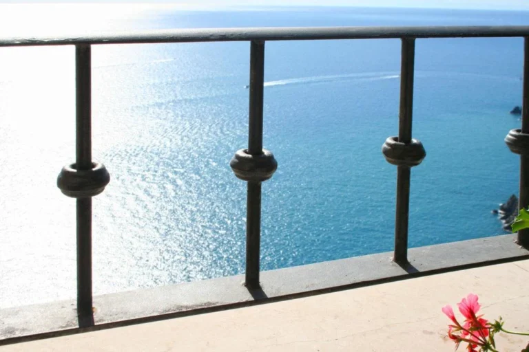 Liguria borgo di campi zeezicht vanaf balustrade