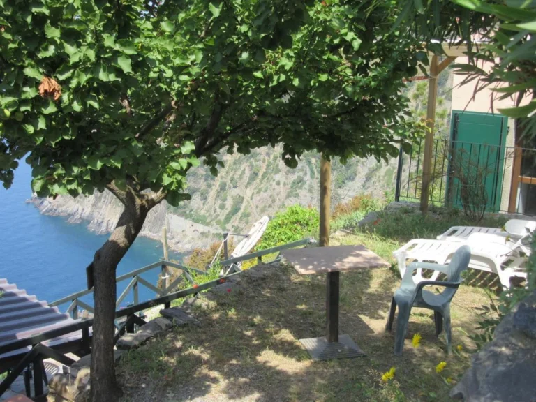 Liguria borgo di campi zitplaats in schaduw met zeezicht