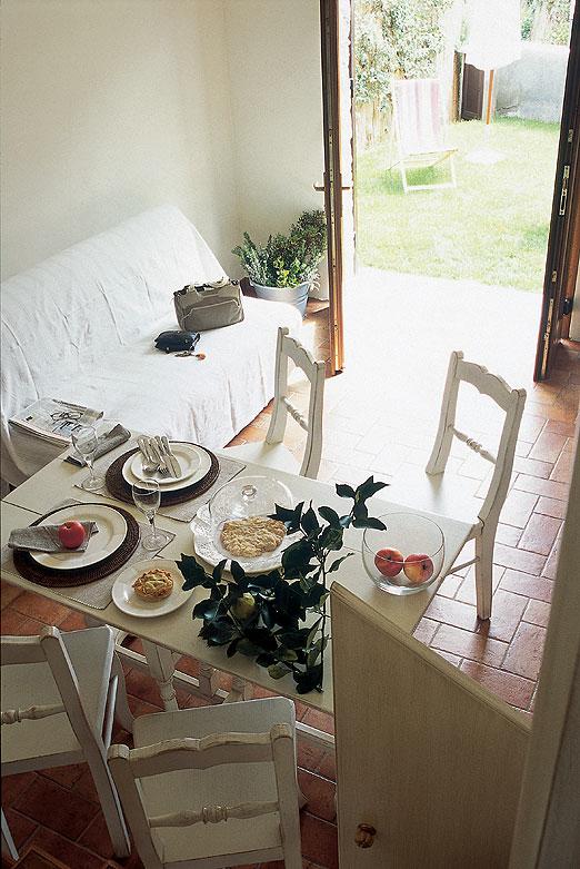 liguria-torre-rossa-appartement-eethoek-bij-tuindeur-14-casamia