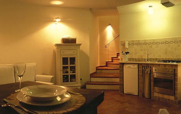 liguria-torre-rossa-appartement-keuken-met-trap-06-casamia
