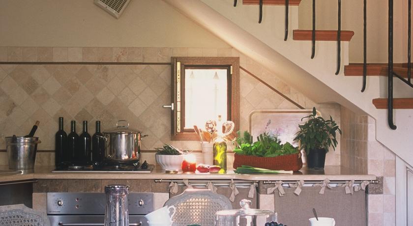 liguria-torre-rossa-appartement-keuken-onder-trap-10-casamia