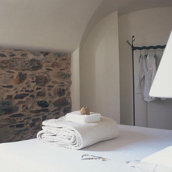 liguria-torre-rossa-appartement-slaapkamer-en-kledingrek-19-casamia
