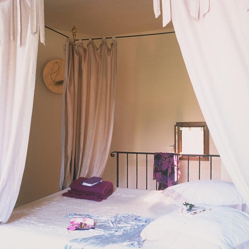 liguria-torre-rossa-appartement-slaapkamer-met-balustrade-20-casamia