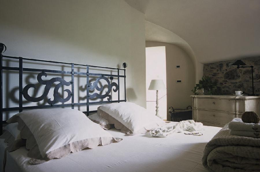 Liguria torre rossa appartement slaapkamer met stenen muur