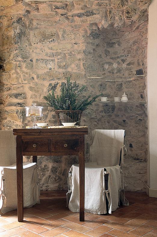 liguria-torre-rossa-appartement-zitje-bij-stenen-muur-16-casamia