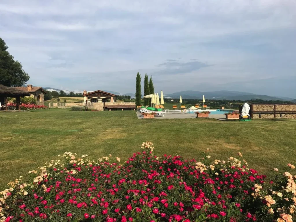 Noord toscane antico fio bloemenperk bij zwembad
