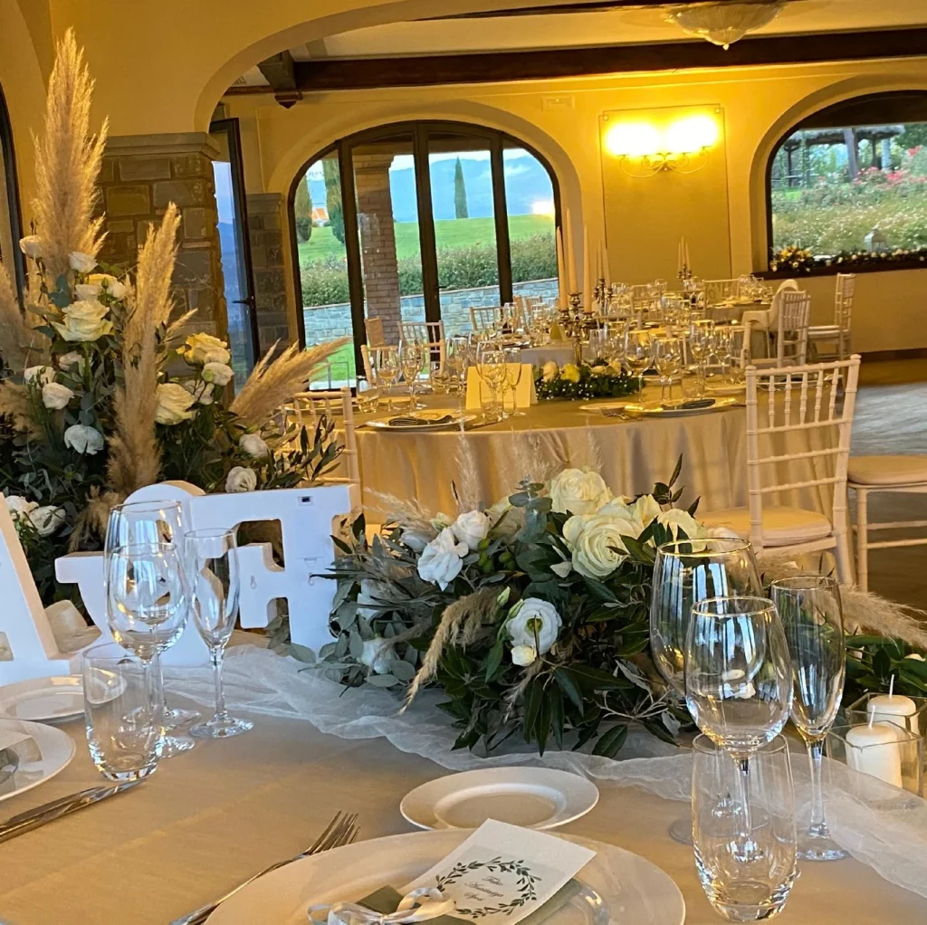 Noord toscane antico fio bruiloftstafel met bloemen