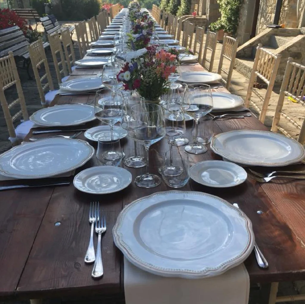 Noord toscane antico fio gedekte feesttafel met bloemen