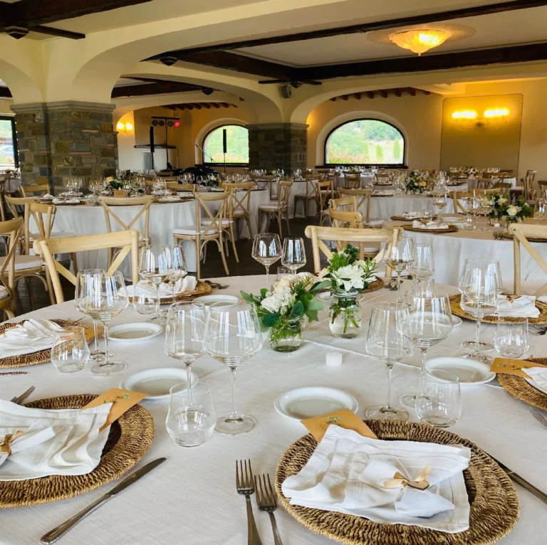 Noord toscane antico fio gedekte tafels in feestzaal