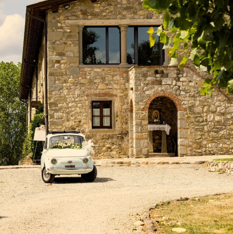 Noord toscane antico fio klassieke auto bij landhuis