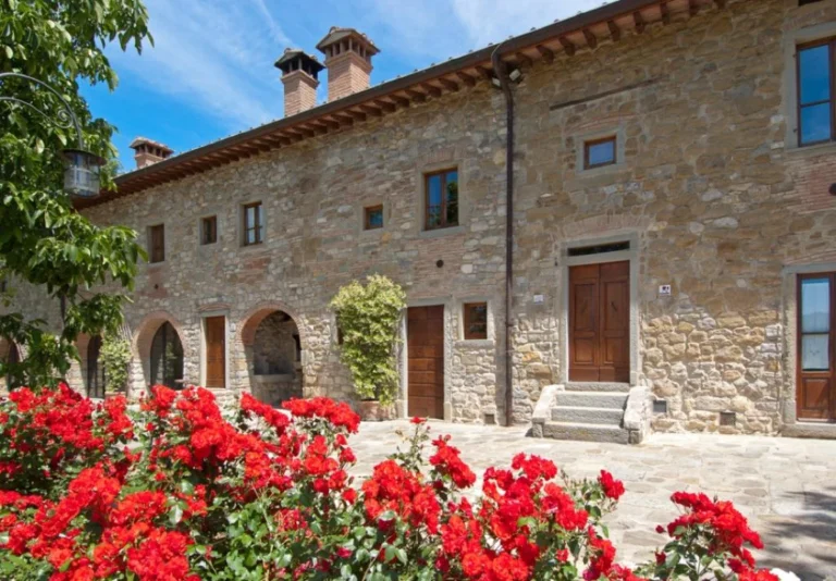 Noord toscane antico fio landhuis met rode bloemen