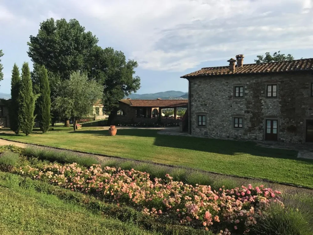 Noord toscane antico fio landhuis met roze bloemen