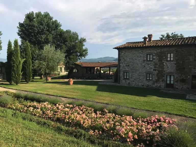 Noord toscane antico fio landhuis met roze bloemen
