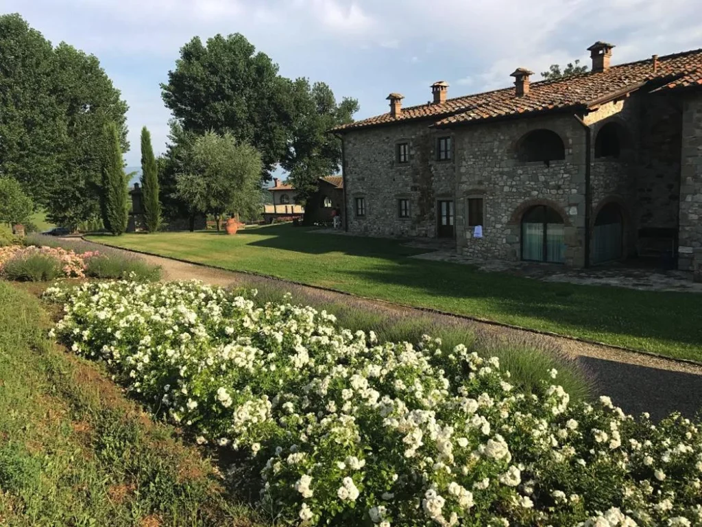 Noord toscane antico fio landhuis met witte bloemen