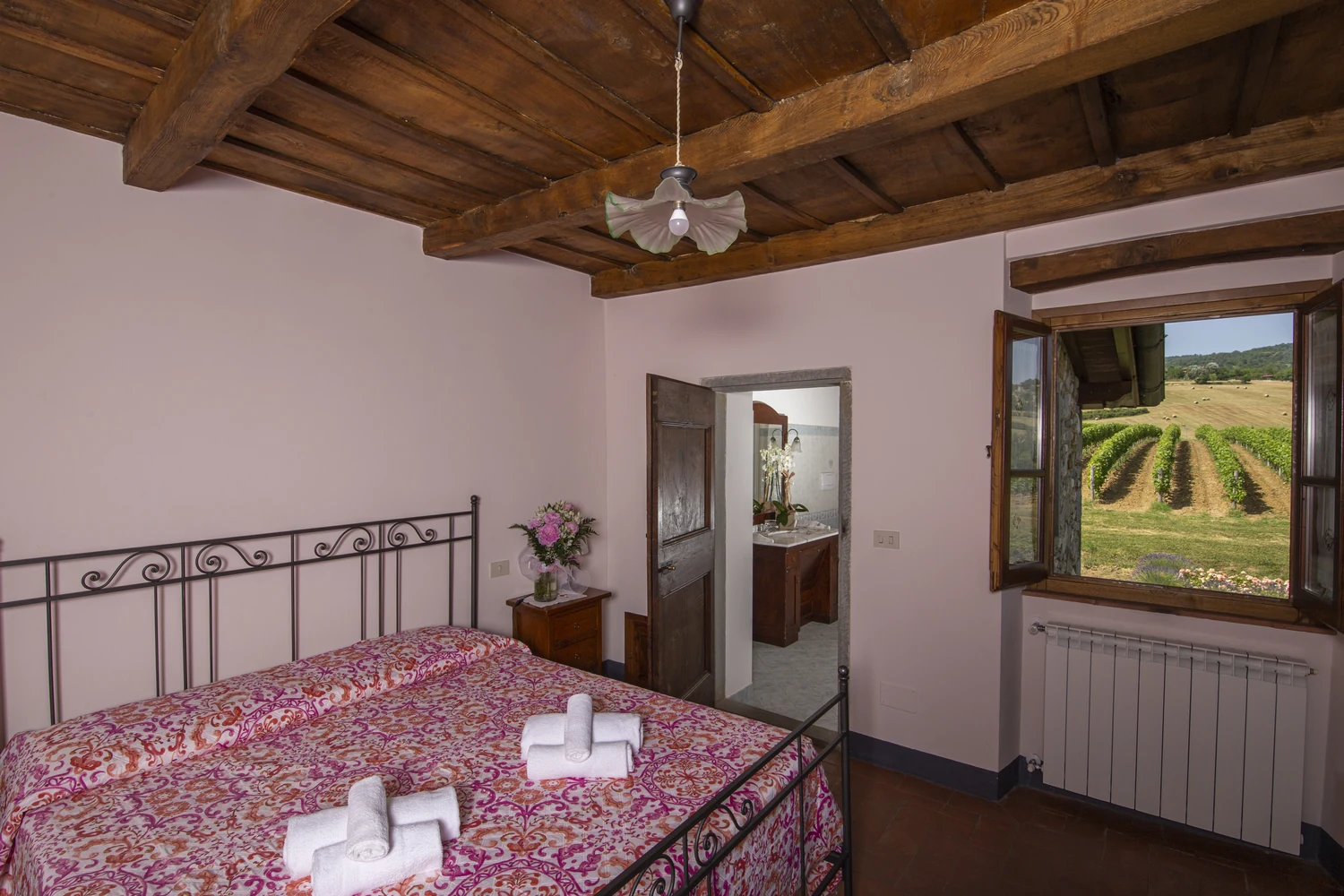 noord-toscane-antico-fio-papavero-slaapkamer-met-roze-bed-93-casamia
