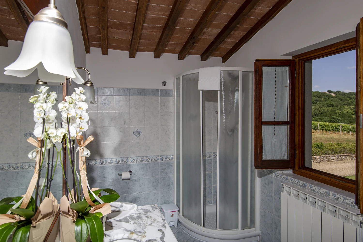 noord-toscane-antico-fio-papavero-wastafel-en-douche-96-casamia