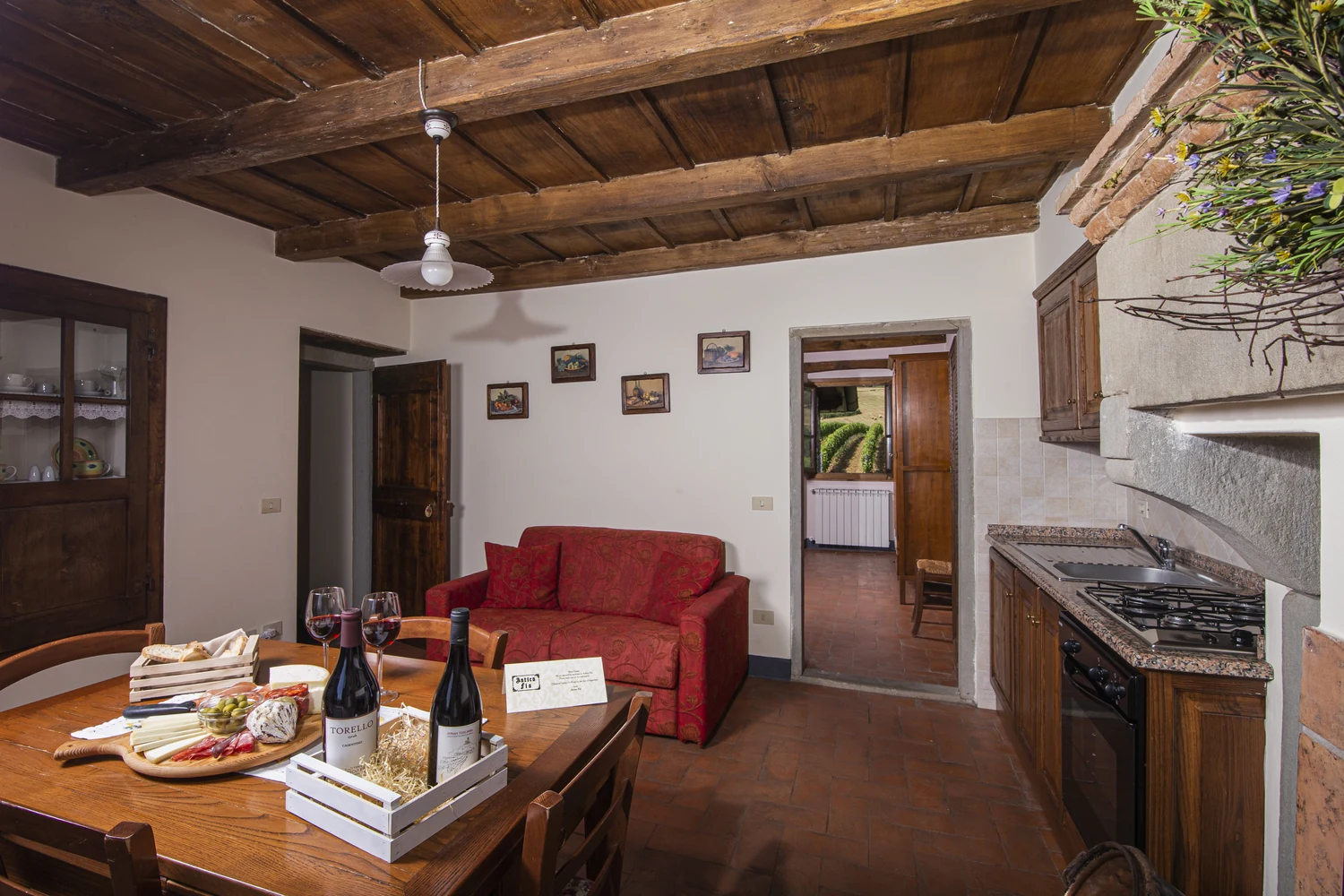 noord-toscane-antico-fio-papavero-woonkeuken-met-gedekte-tafel-92-casamia