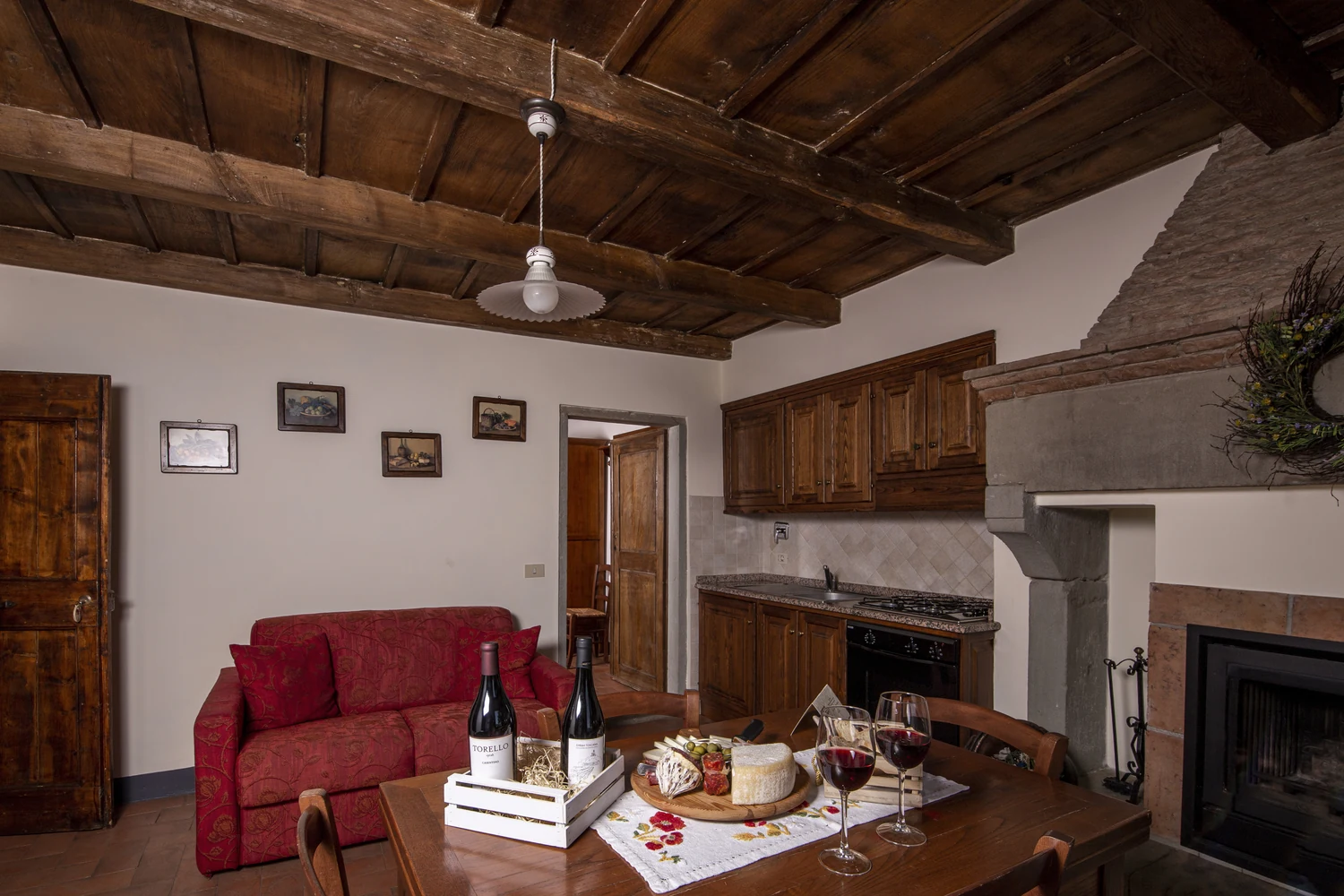 noord-toscane-antico-fio-papavero-woonkeuken-met-rode-bank-91-casamia
