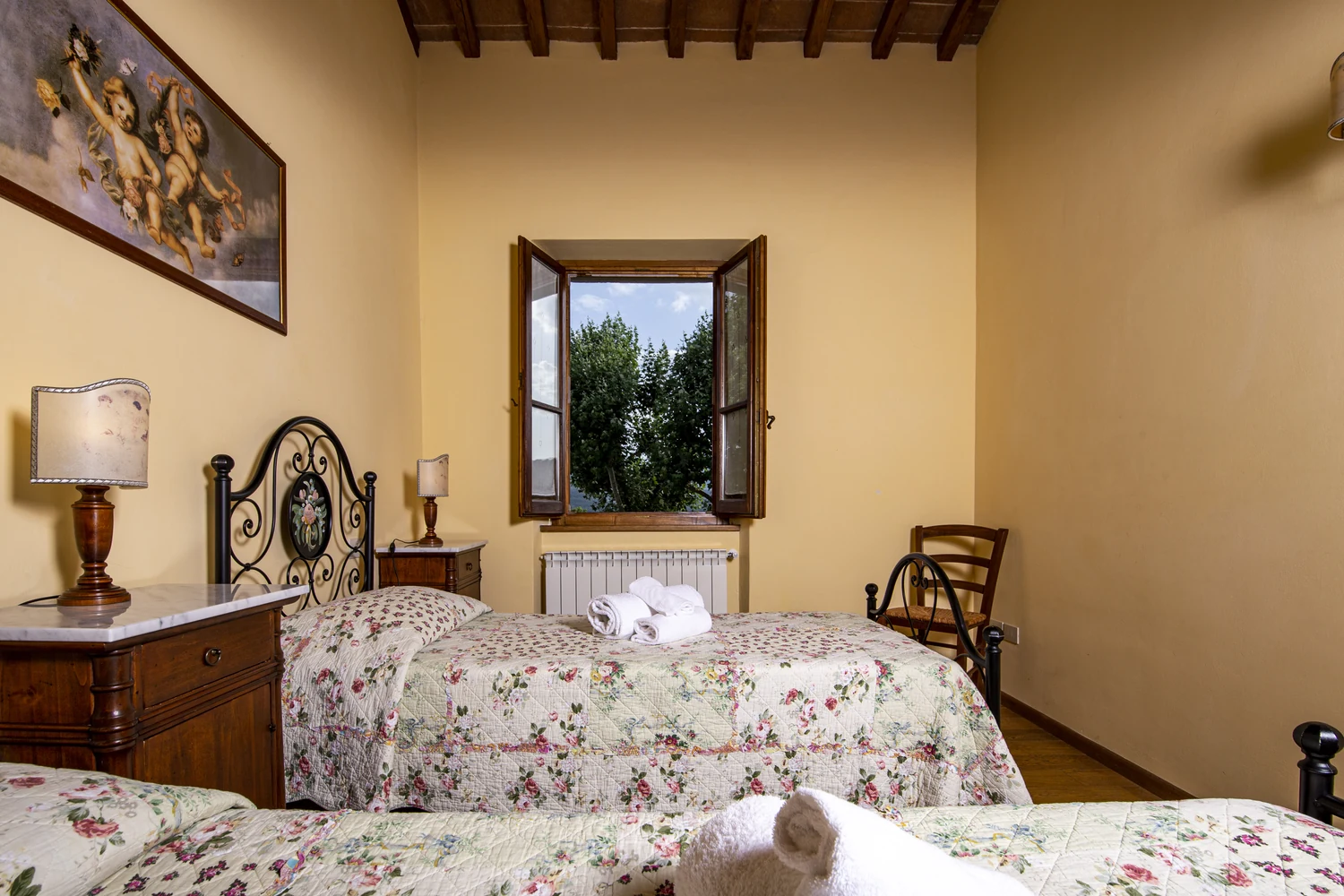 noord-toscane-antico-fio-rosa-slaapkamer-met-bloemendekens-114-casamia