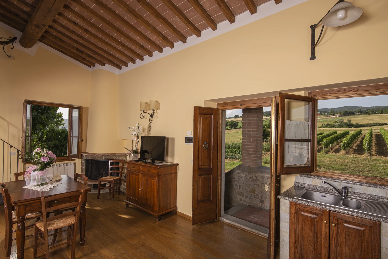 noord-toscane-antico-fio-rosa-woonkeuken-met-uitzicht-111-casamia