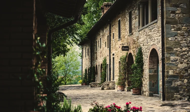 Noord toscane antico fio stenen gevel met bogen