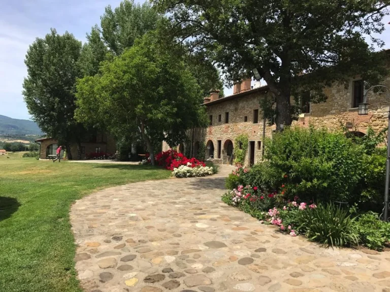 Noord toscane antico fio stenen pad langs landhuis