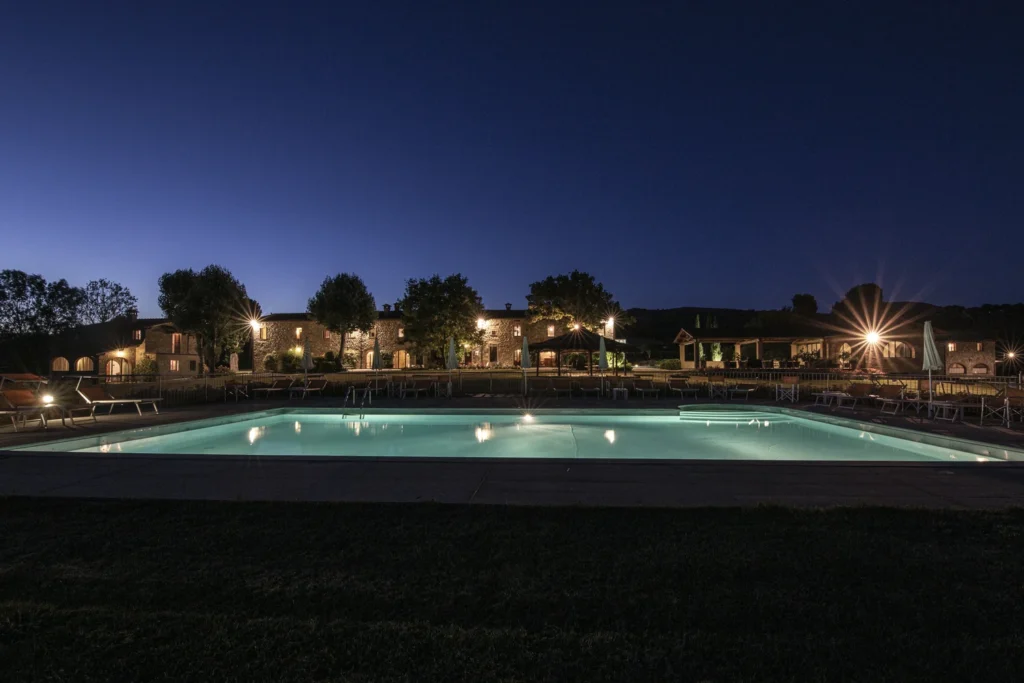 Noord toscane antico fio verlicht zwembad in de avond