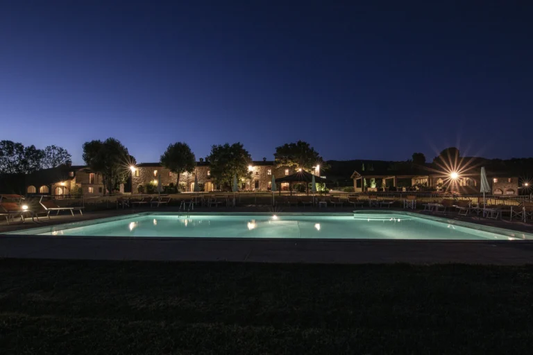 Noord toscane antico fio verlicht zwembad in de avond