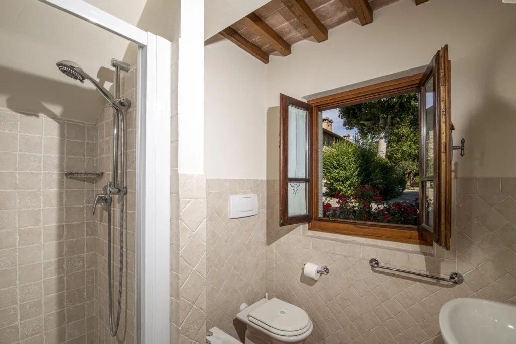 noord-toscane-antico-fio-villa-bruno-badkamer-met-douche-160-casamia