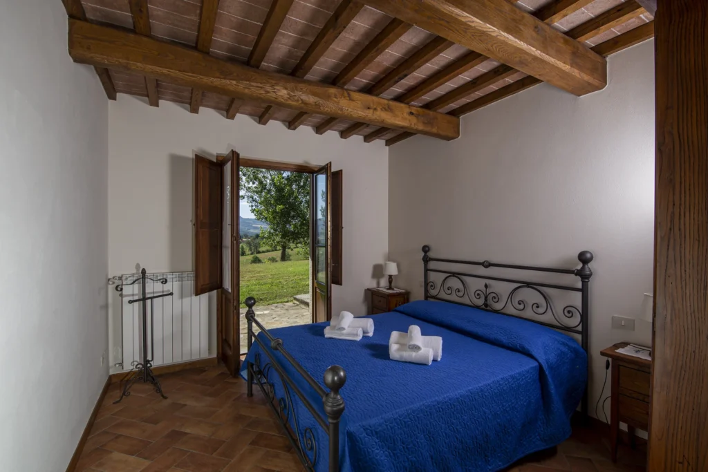Noord toscane antico fio villa bruno slaapkamer met blauw bed