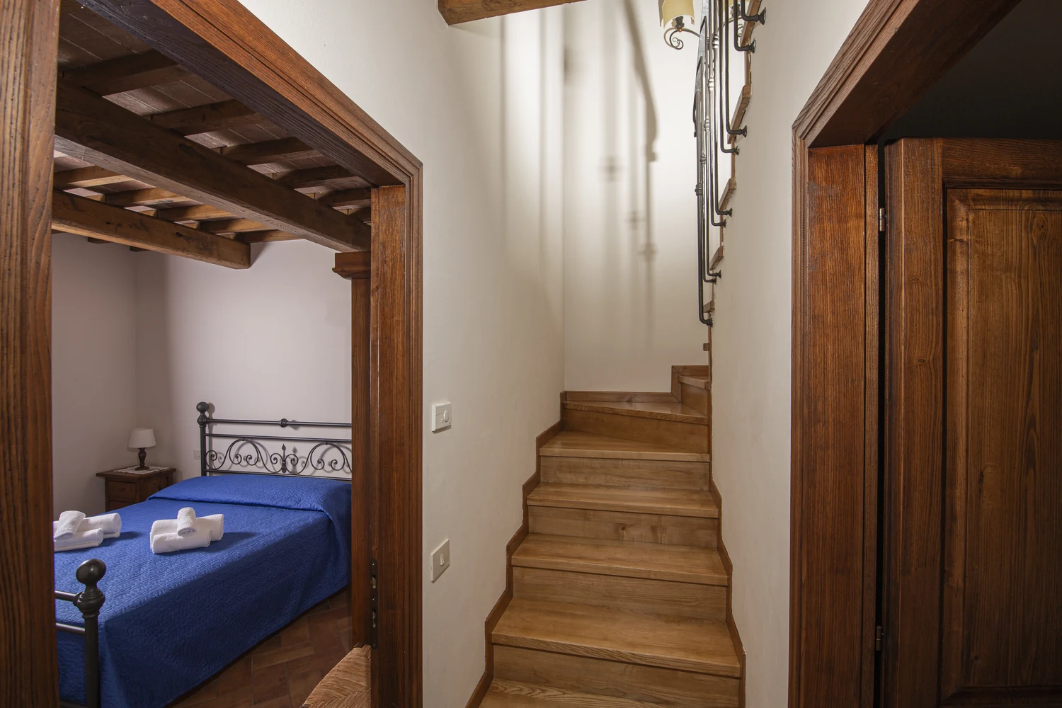 noord-toscane-antico-fio-villa-bruno-trap-en-slaapkamer-161-casamia